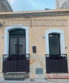 Casa indipendente con cortile ad Aci Catena