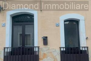 Casa indipendente con cortile ad Aci Catena