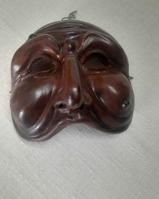 Maschera pulcinella artigianale in terracotta