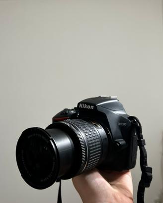 Nikon D3500 con obiettivo Nikon 18-55mm