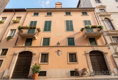 Palazzina terra- cielo con garage centro a Verona