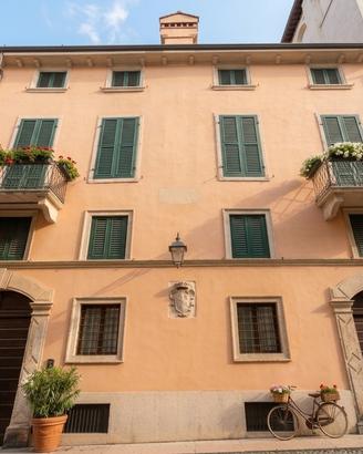Palazzina terra- cielo con garage centro a Verona