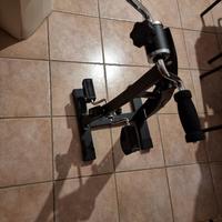 Bicicletta statica per anziani. Pedaler postura