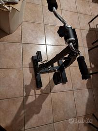 Bicicletta statica per anziani. Pedaler postura