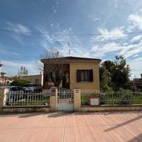 Villetta indipendente arredata con giardino