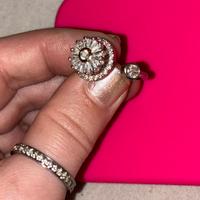 Un anello particolare nuovo in metallo e zirconi d