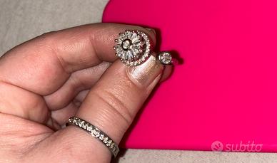 Un anello particolare nuovo in metallo e zirconi d