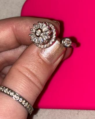 Un anello particolare nuovo in metallo e zirconi d