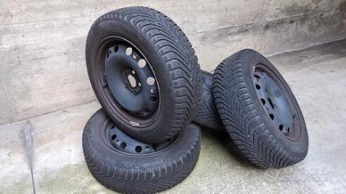 Quattro gomme inver.Pirelli 185 60r15  + cerchioni