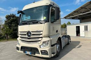Trattore stradale Mercedes Benz con motore fuso