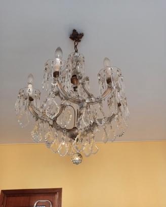 Lampadario con gocce di cristallo