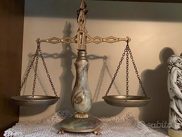 Bilancia ornamentale della giustizia vintage