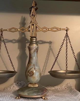 Bilancia ornamentale della giustizia vintage