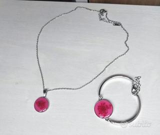 Collana e bracciale con fiori e resina 