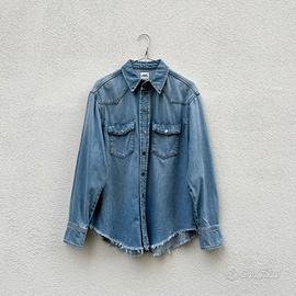 Camicia in denim Zara.