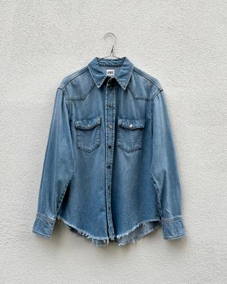 Camicia in denim Zara.