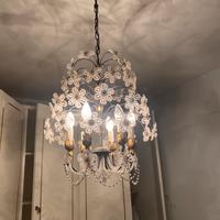 Lampadario classico con fiori e pendenti in vetro