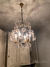 Lampadario classico con fiori e pendenti in vetro