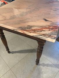 Tavolo con piano in marmo e base in legno
