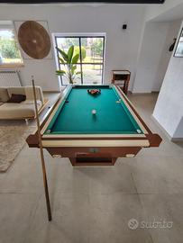 Biliardo con gettoniera, bilie e stecche