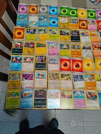 set di  84 carte Pokemon 