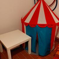 piccolo tavolo da gioco per bimbo e tenda
