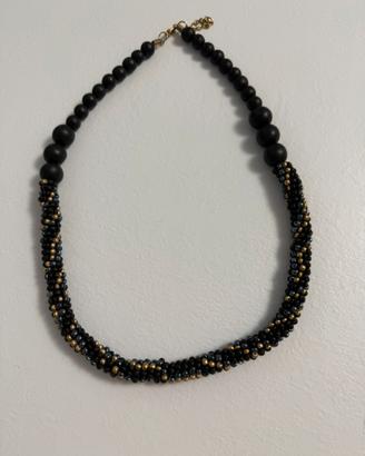 Collana artigianale a girocollo.
