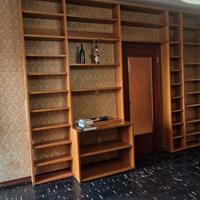 Scaffali/ Armadio a ripiani. color marrone