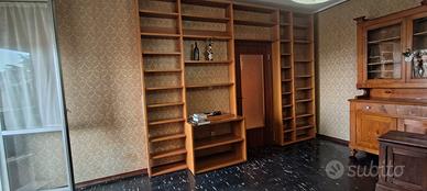 Scaffali/ Armadio a ripiani. color marrone