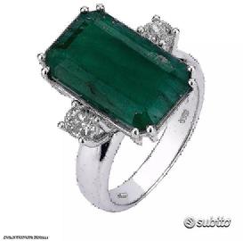 GRANDE ANELLO IN ORO 18kt. CON DIAMANTI E SMERALDO