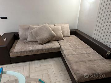 Divano 4/6 posti con cintenitore e pouf