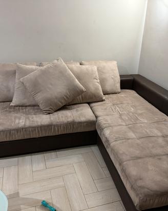 Divano 4/6 posti con cintenitore e pouf