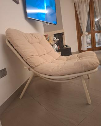 Poltrona beige con cuscino