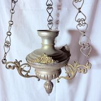 Antica lampada votiva con decorazioni dorate