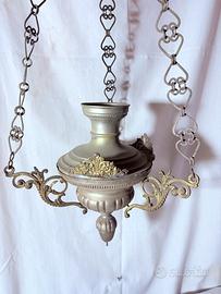 Antica lampada votiva con decorazioni dorate