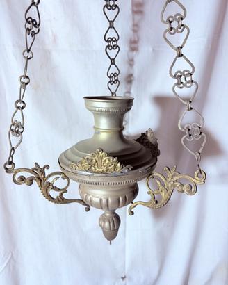 Antica lampada votiva con decorazioni dorate