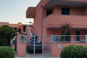 Torre dell'Orso-centrale con p. auto-mare a piedi