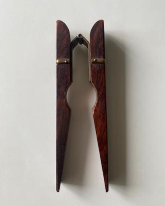Schiaccianoci design a molletta , Francia anni 60