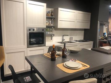 Cucina in legno a  nuova lineare con penisola