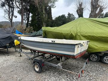 carrello con barca lancia