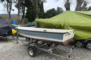 carrello con barca lancia