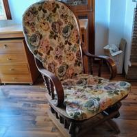 Sedia a dondolo in legno massiccio 