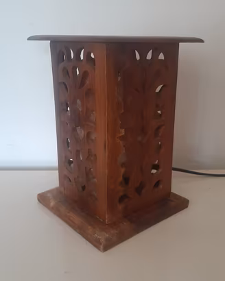Lampada in legno intarsiato con sale rosa 