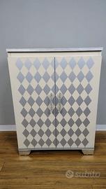 Mobile moderno dipinto a mano