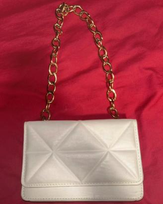 Borsa a spalla bianca trapuntata con catena oro