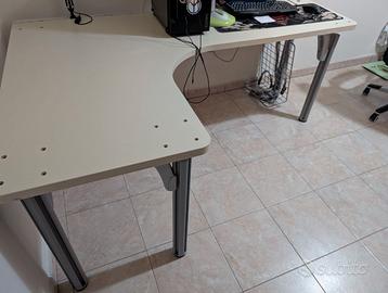 Scrivania angolare/rete matrimoniale/stereo