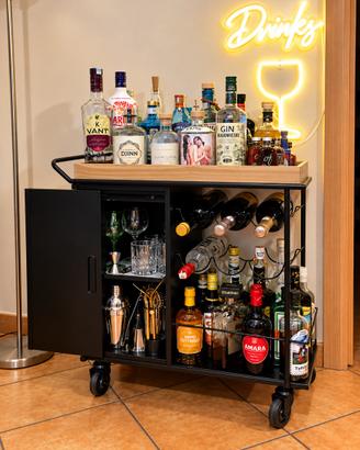 Mobile bar su ruote con insegne led luminose