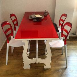 Tavolo in legno con piano in vetro rosso