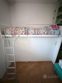 letto a soppalco con armadio per ragazzi