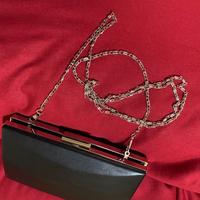 Pochette rigida in pelle nera, a mano o tracolla